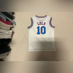 From amazon the color is white and Lola bunny jersey it is 10 girls.
